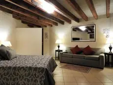 El encanto de Valenciana Studio Apartment with private garage 