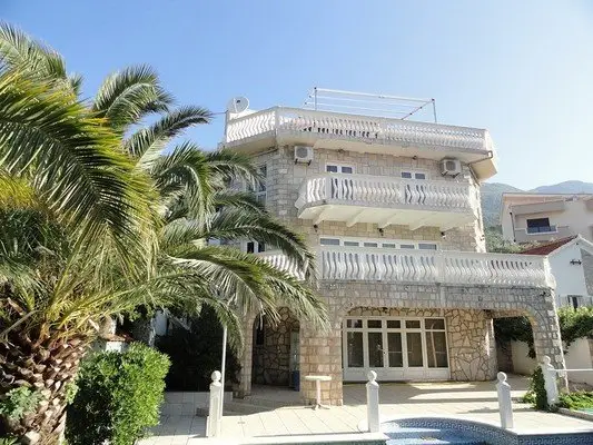 Luxury villa with pool gym and sea view