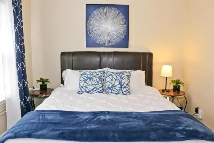 Close to Downtown and Beach - King Bed - Super Fast WiFi