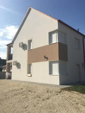 Szofi Apartman Papa Fenyves u 19 