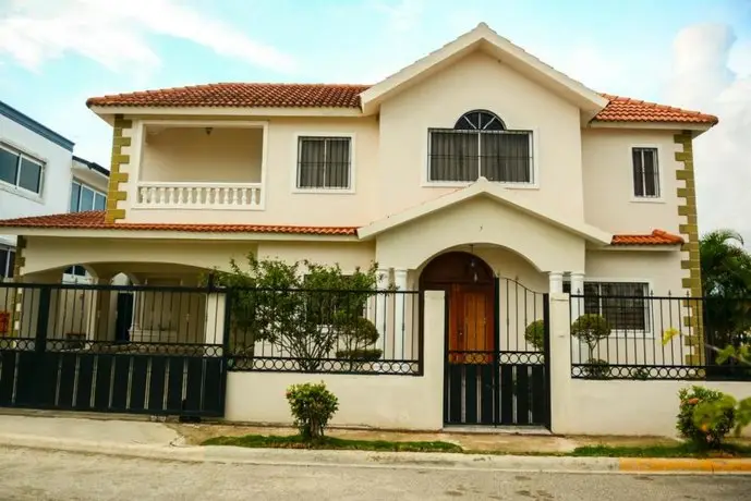 Casa con Piscina y Vigilancia 