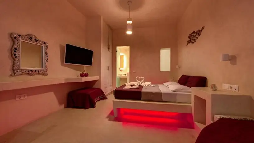 The Muse of Santorini Private Jaccuzzi Suite 