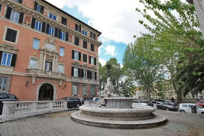 Spanish Steps Apartments 