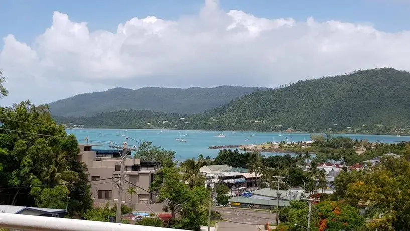 Beach House on Begley - Airlie Beach Central