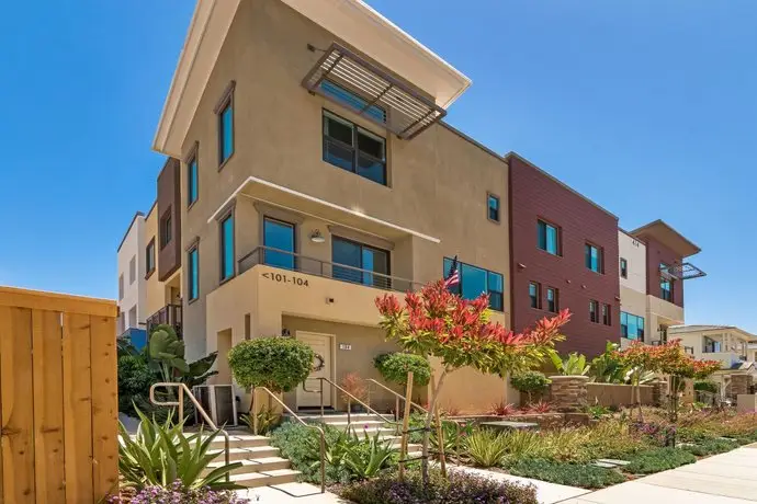 Downtown Oceanside Townhome - Modern Escape