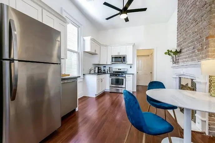 Upscale 2BR in Uptown by Hosteeva