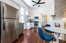 Upscale 2BR in Uptown by Hosteeva 