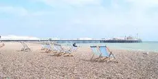 Seafront apartment in classic art deco building 