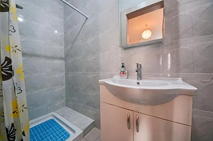 Bright 2 Bedroom Apartment - Free Wifi 