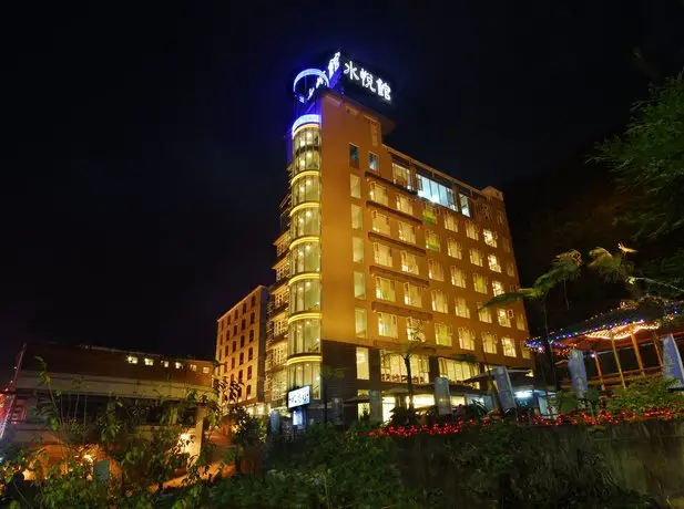 Crystal Hotel Ren-ai Township