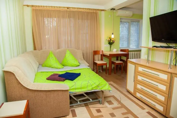 Semi-luxury Apartment on Nezalezhnoi Ukrainy 65-B