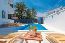 Villa Star 3 a centrally located ap with a pool 