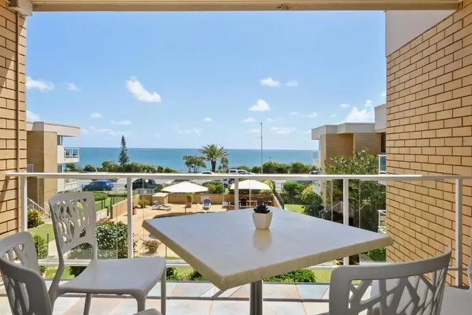 2 Bedroom Top Floor Unit - Ocean Views And Pool