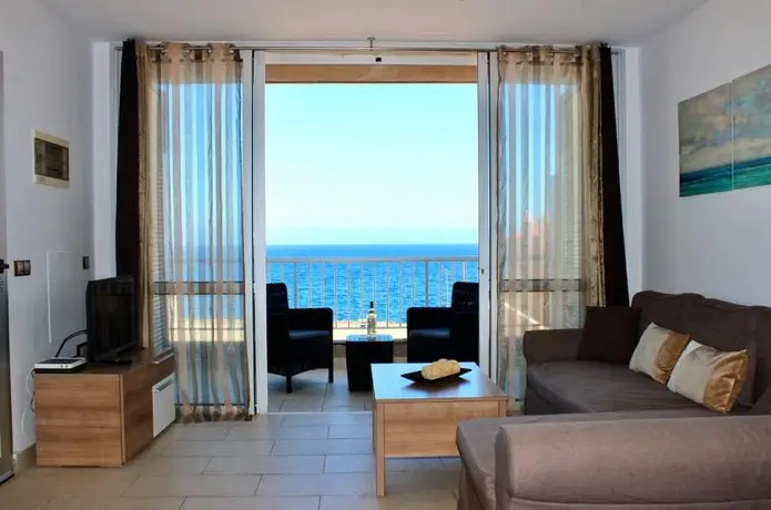 Sunny Ocean View Apartment