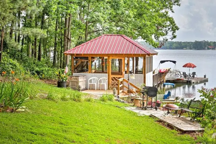 Waterfront Lake Murray Studio w/ Private Dock