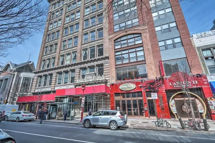 Chinatown Apt w/ Walkability & Rooftop Deck