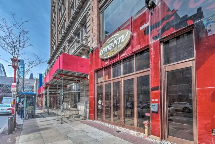 Chinatown Apt w/ Walkability & Rooftop Deck