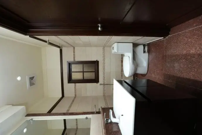 Lavish Executive Class 3 Bed Service Apartment 