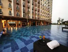 Azalea Suites Cikarang by Jayakarta Group Swimming pool