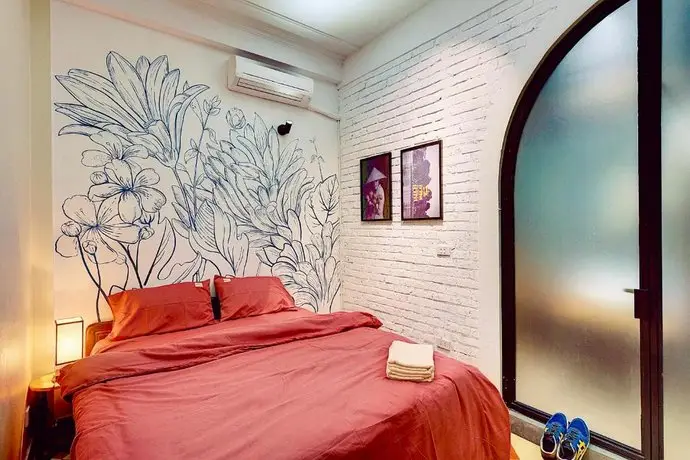 Cosy romantic bedroom with window view ensuite 