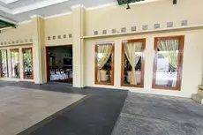 RedDoorz Plus near Alun Alun Karanganyar Lobby