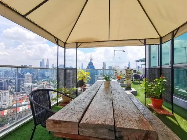 Penthouse on 34 - The Highest Hostel in Kuala Lumpur Free Communal Dinner & Drink Activity starts f 