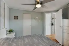 Bright and Comfortable Houseboat 