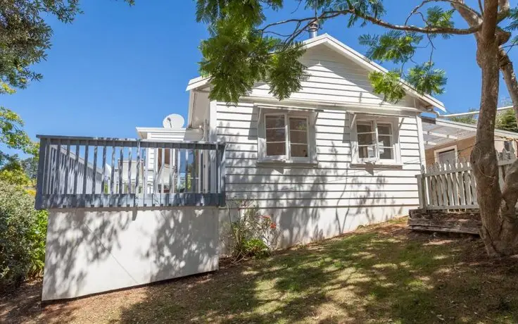 Classic Bach with Sea Views by Cable Bay 