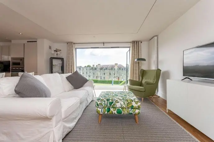 Luxury Balcony Apartment in St Andrews with Parking