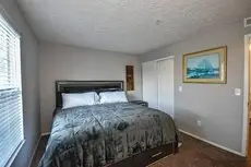 Modern 1bd/1ba King sized bed full kitchen Polaris 