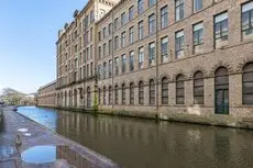 Balcony River View Close to Heritage Saltaire 