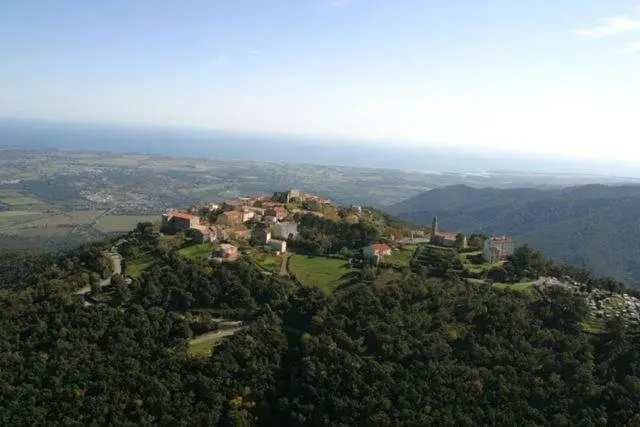 Prunelli village entre mer et maquis 